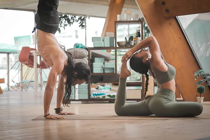 Man en vrouw doen yoga binnenshuis