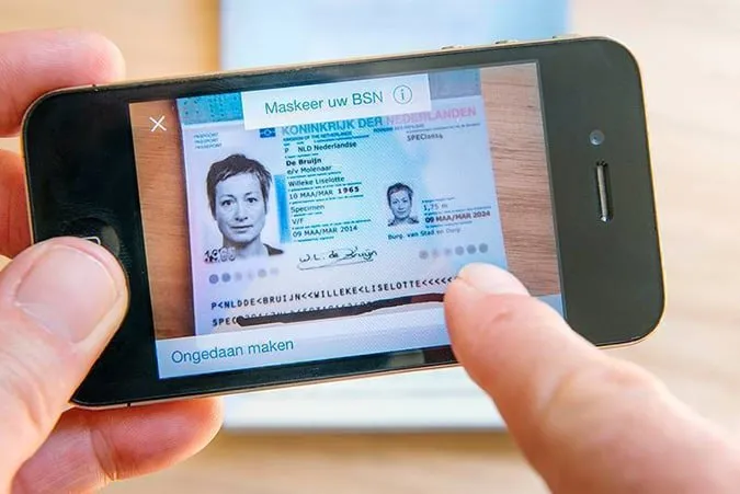 Vrouw streept BSN van id-kaart door in KopieID-app
