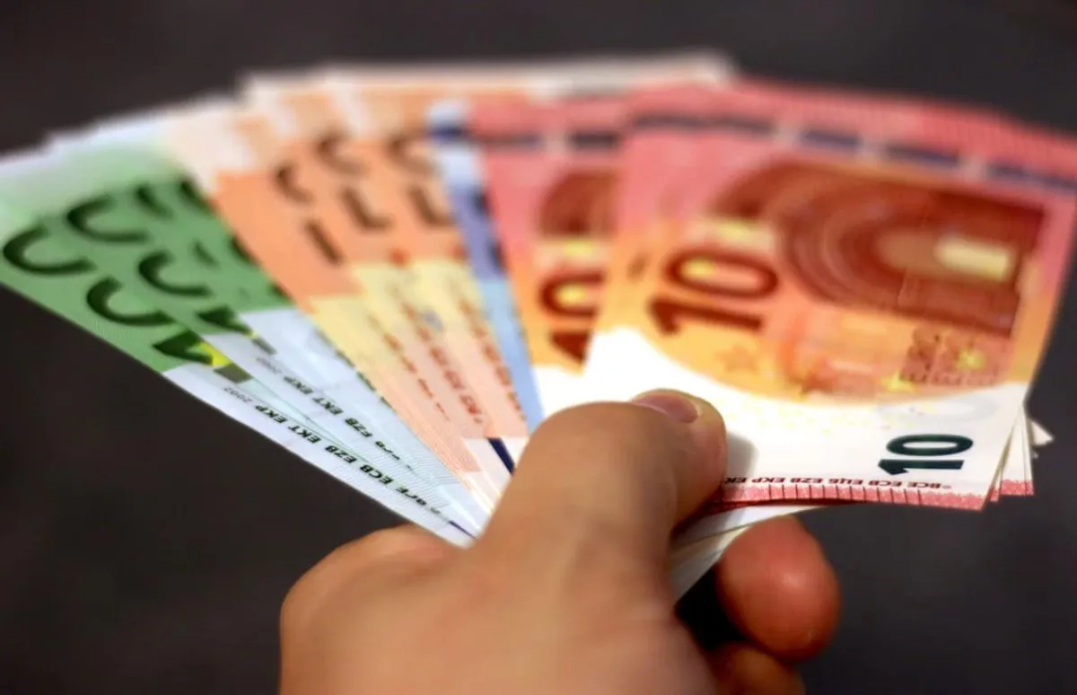 Hand die geldbiljetten in een waaiervorm vasthoudt