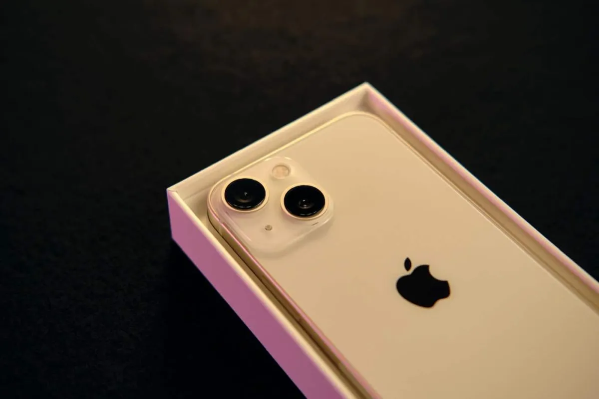 iPhone in de doos voor iPhone 13 abonnement
