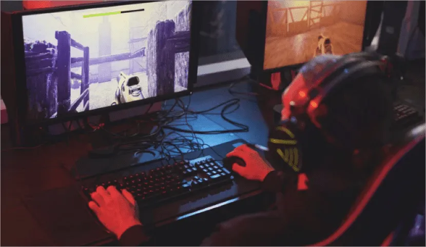 Jongen zit achter computerscherm te gamen voor youtube-gamingkanaal