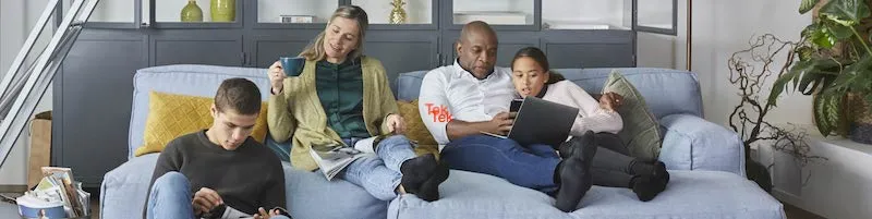 internetbankieren op de bank van twee ouders en twee kinderen